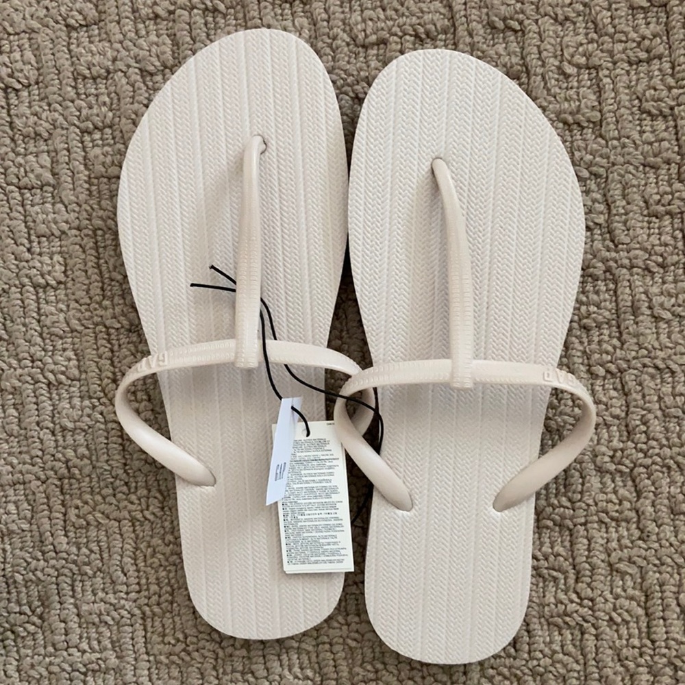 GAP FLIP FLIPS BRAND NEW SIZE 9 light beige